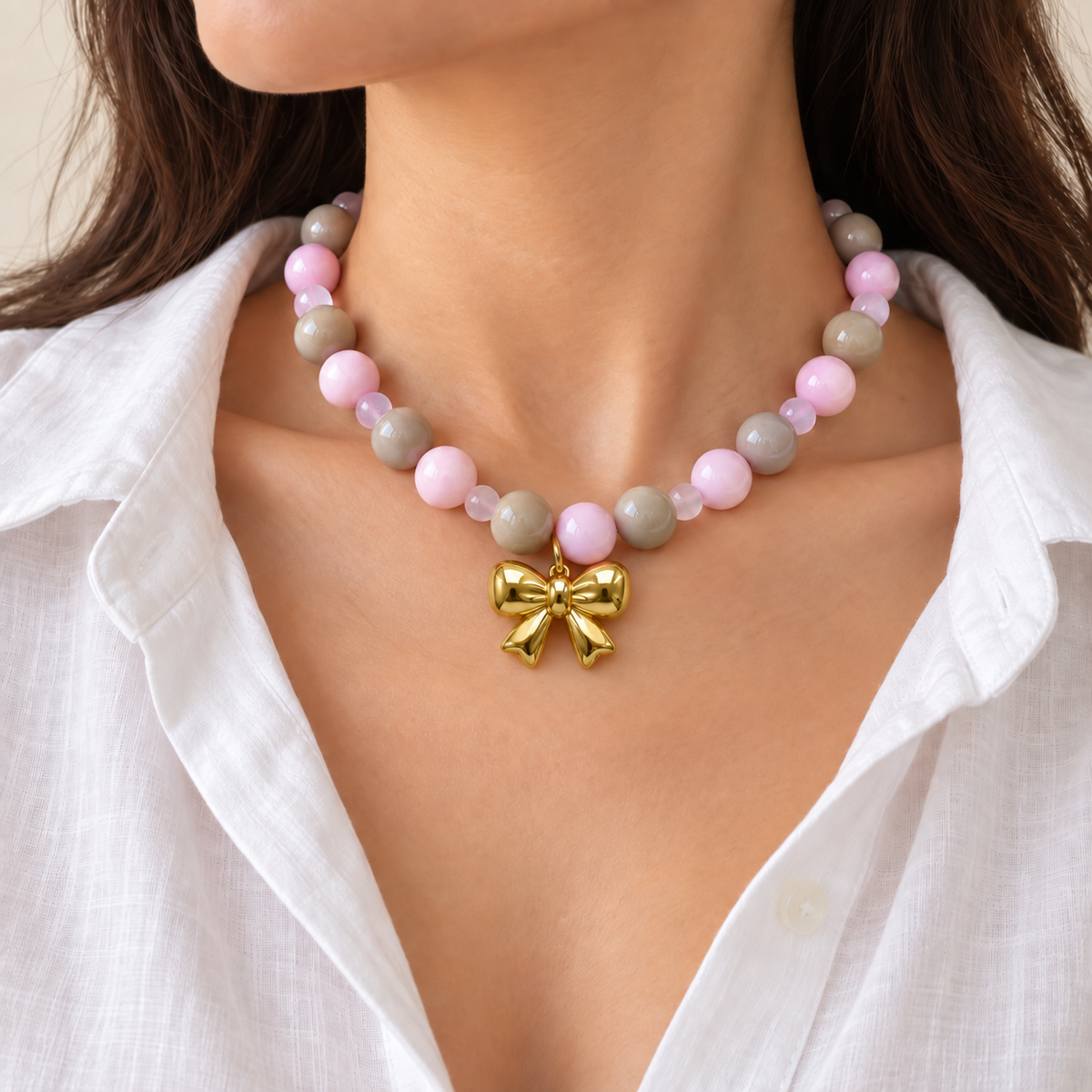 Collar Chicle Rosa y Gris Beige con Lazo Dorado