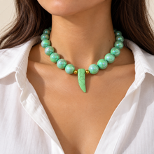 Collar Chicle Verde Tornasol con Dije de Colmillo