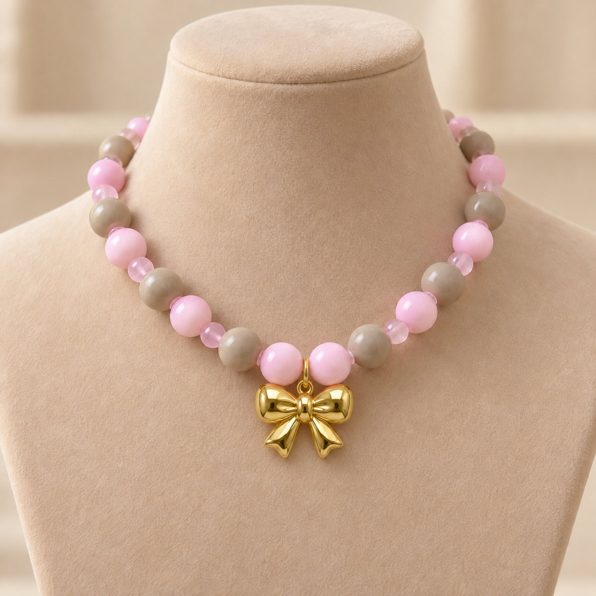 Collar Chicle Rosa y Gris Beige con Lazo Dorado