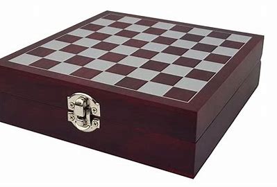 SET DE VINO EN CAJA DE MADERA CON AJEDREZ PORTÁTIL.